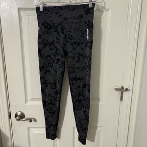 GYMSHARK Gray Camo Butt Scrunch Leggings Size Women’s Large
